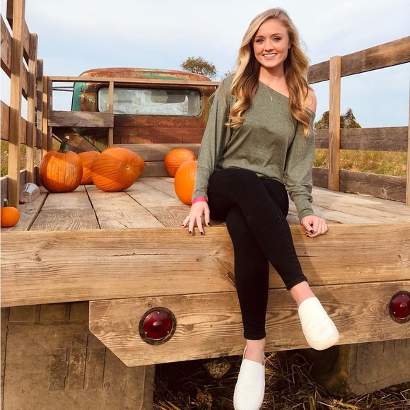 Green off the shoulder top - Picture 2 of 2